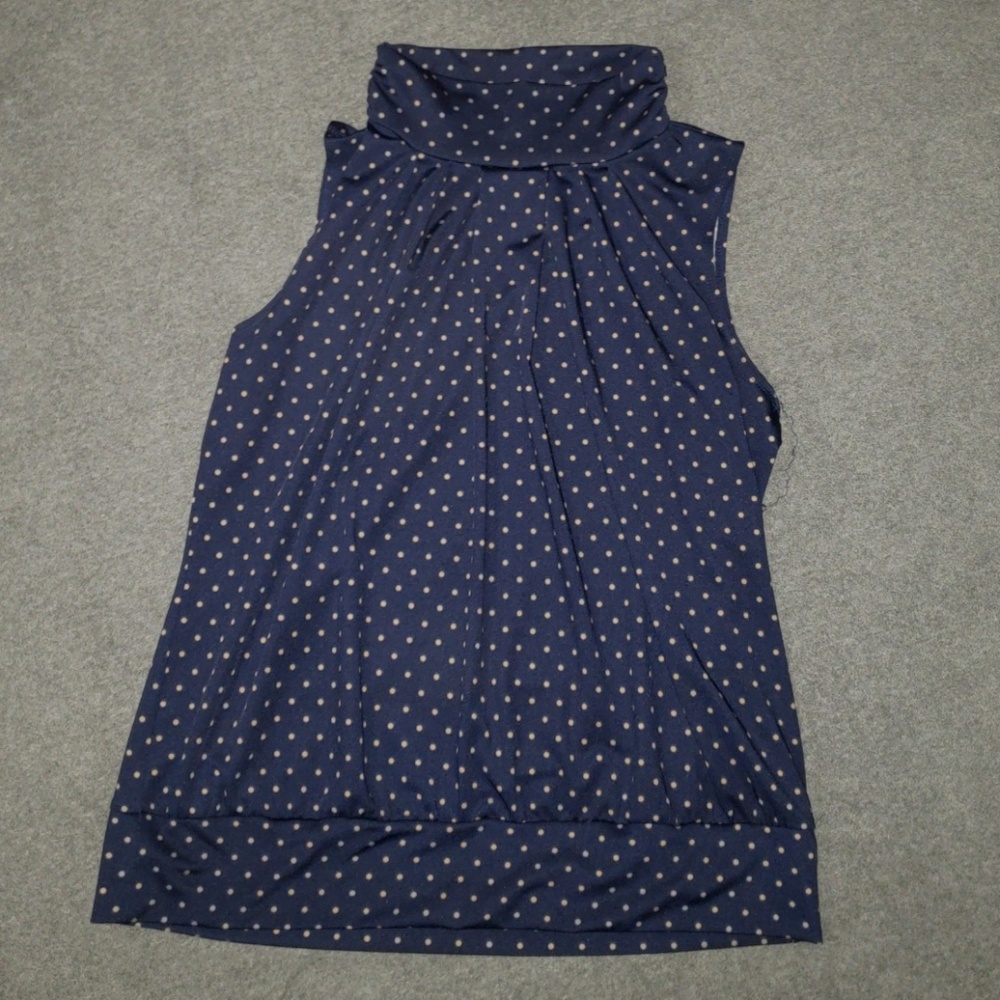 Sleeveless , highneck polkadot top